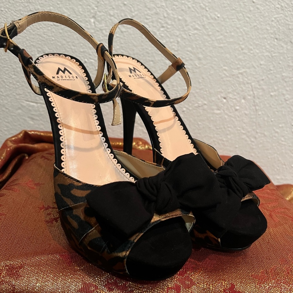 Elegant Leopard Print shoes with a black bow. New. Size 9. 4” pumps.